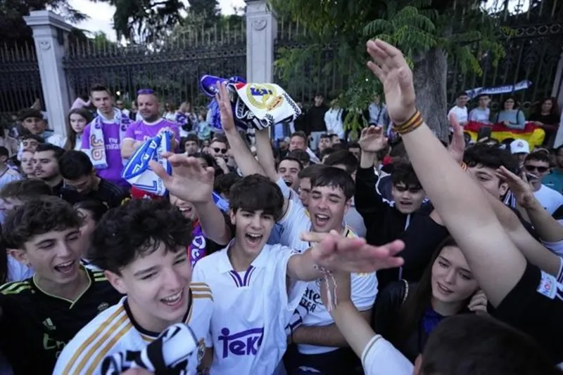 Real Madrid trì hoãn lễ mừng công như không thể ngăn sự phấn khích của người hâm mộ. Real Madrid1.jpg