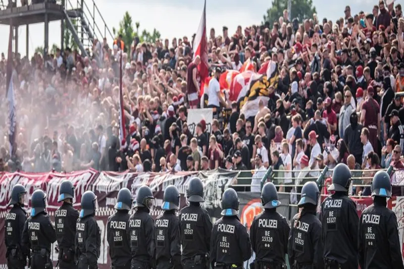 155 cảnh sát bị thương hầu hết do hơi cay do chính họ sử dụng sau trận giữa Dynamo Berlin và Energie Cottbus.