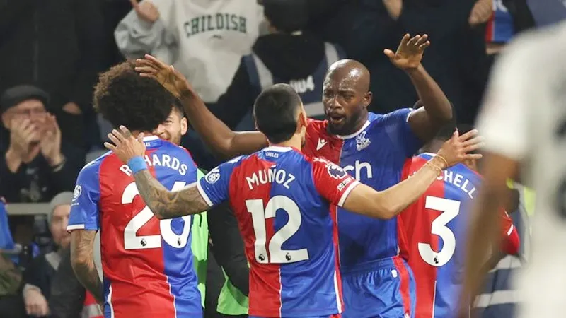 Crystal Palace đánh bại Man.United cả trên sân nhà và sân khách trong cùng một mùa giải chuyên nghiệp Anh lần đầu tiên trong lịch sử. Crystal Palace1.jpg