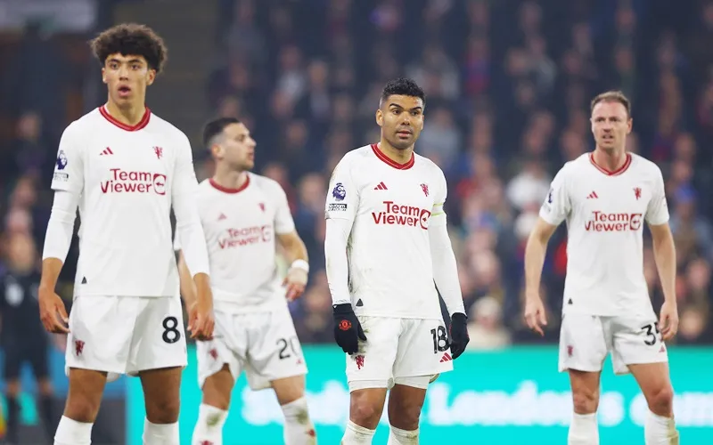 Man.United bị trừng phạt vì quá nhiều sai lầm từ hàng phòng ngự tạm bợ với Casemiro đá trung vệ cạnh Jonny Evans lớn tuổi. Erik ten Hag 1.jpg