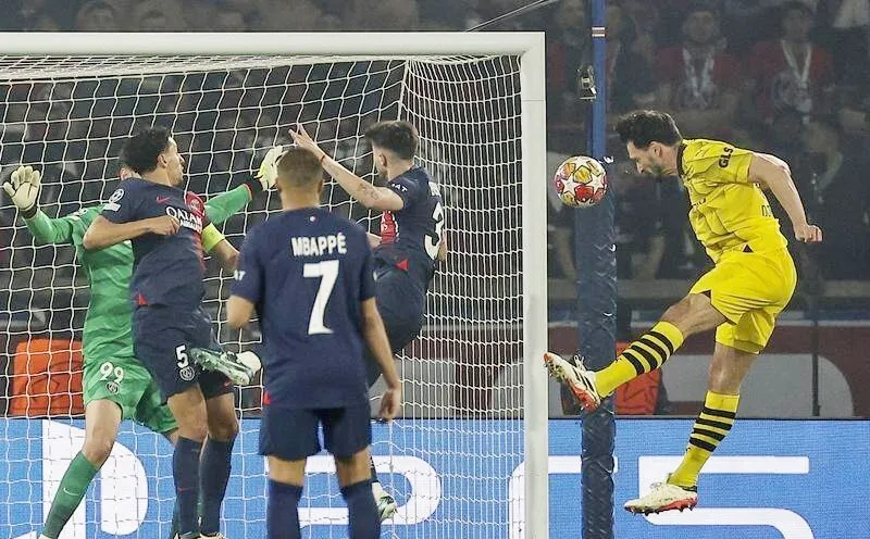 Mats Hummels đưa Dortmund vào chung kết khi giúp đội bóng Đức thắng PSG 1-0 trên đất Pháp. Champions11.jpg