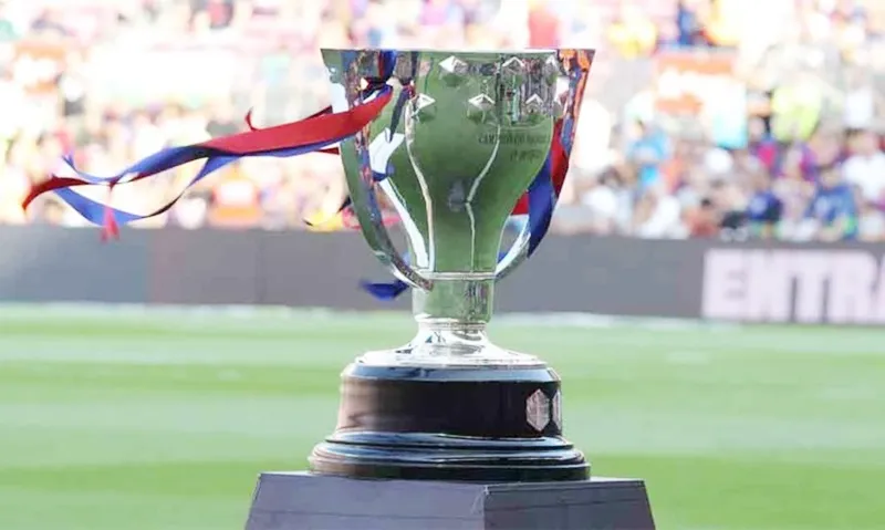 Real Madrid nhận chiếc cúp này trong một buổi lễ kín tại sân tập Valdebebas của CLB vào Chủ nhật. Real Madrid 1.jpg
