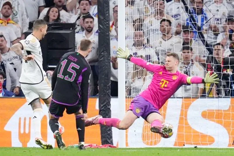 Joselu gỡ hòa sau khi thủ môn Manuel Neuer của Bayern Munich mắc sai lầm để bóng bật ra. Joselu 2.jpg