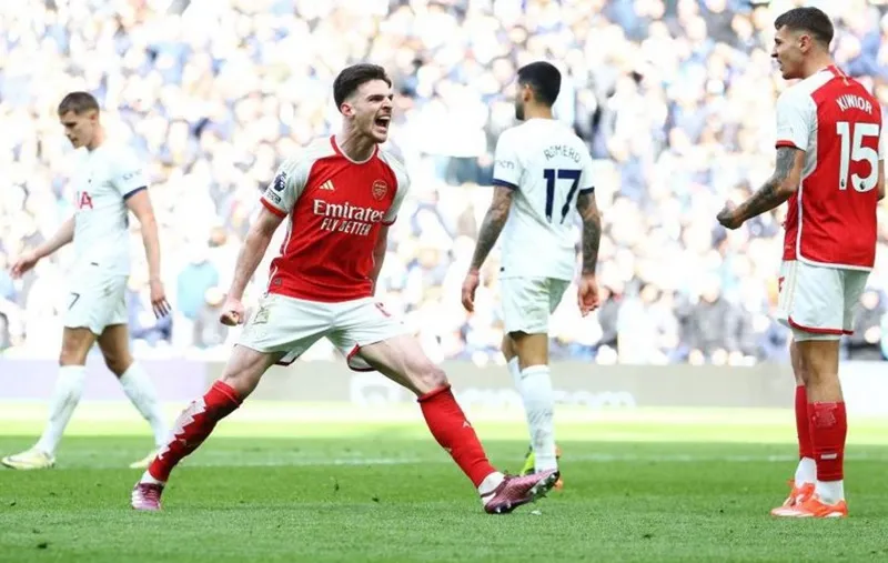 Arsenal quật ngã Tottenham hồi cuối tháng 4 thì nay họ lại mong chờ vào kình địch giúp sức.