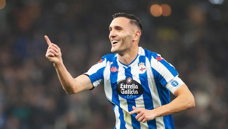 Pha lập công duy nhất của Lucas Perez giúp Deportivo La Coruna quay trở lại hạng 2 Tây Ban Nha vào mùa tới