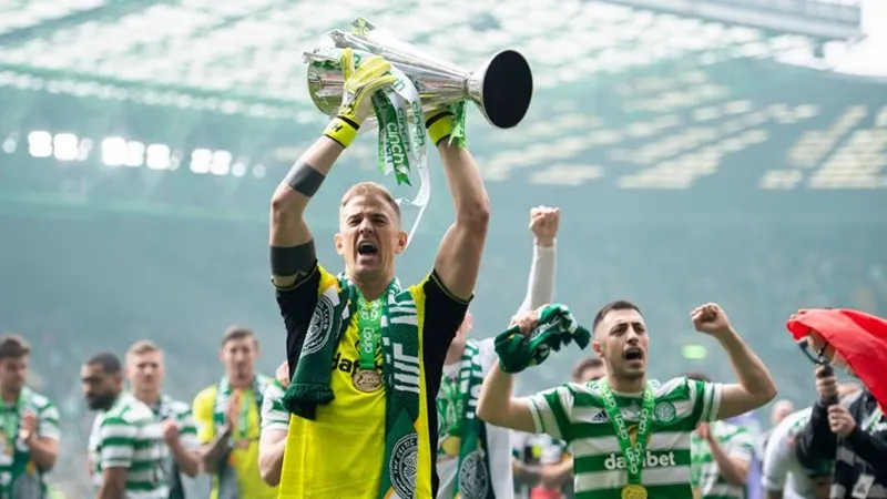Joe Hart ra đi trên đỉnh cao khi giúp Celtic lần thứ ba liên tiếp vô địch Ngoại hạng Scotland. Joe Hart1.jpg