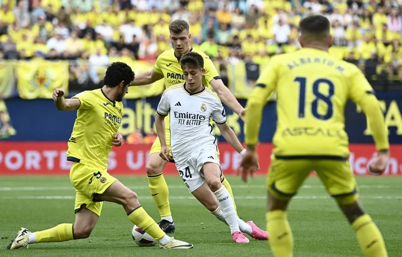 Villarreal và tân vô địch Real Madrid đã khiến khán giả mãn nhãn với trận hòa 4-4. Barcelona1.jpg