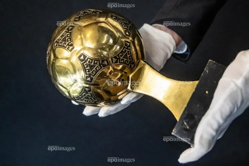Tòa án sẽ quyết định vào ngày 30-5 liệu việc mua bán “Quả bóng vàng World Cup” có thể diễn ra hay không. Maradona1.jpg