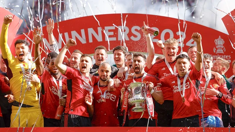 Đây là danh hiệu FA Cup thứ 13 của Man.United và chỉ kém một so với kỷ lục 14 lần của Arsenal. Erik ten Hag.jpg