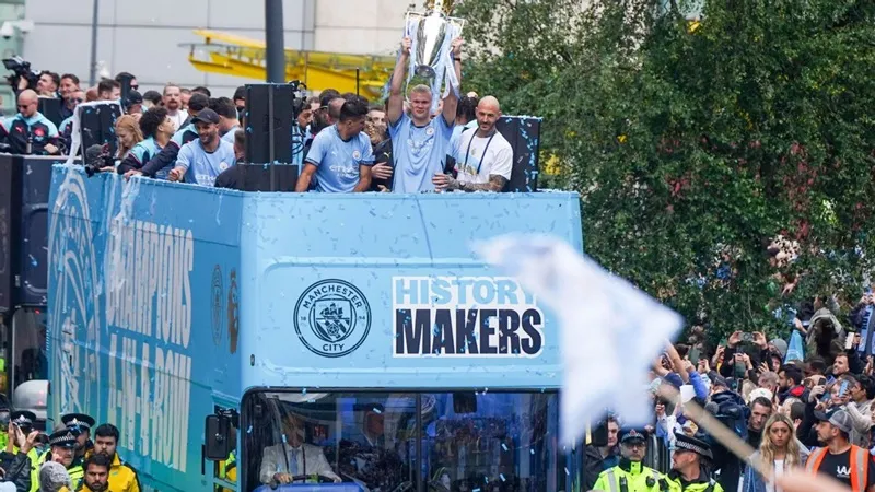 Người hâm mộ Man.City đổ ra đường để cổ vũ những người hùng.