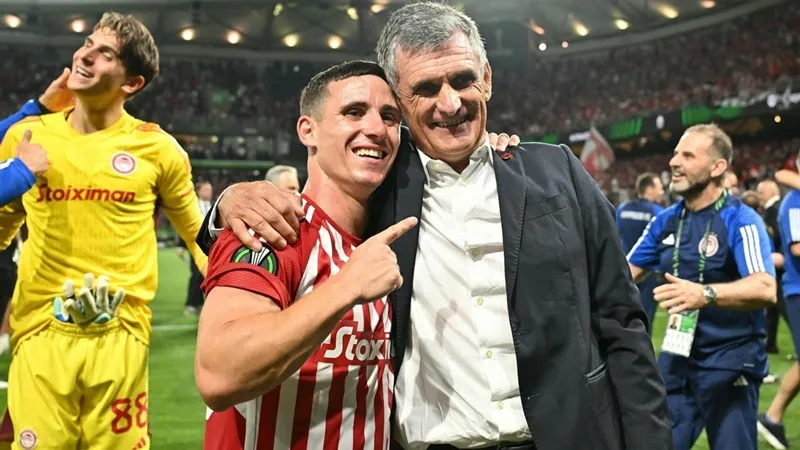 HLV Jose Luis Mendilibar “mát tay” với danh hiệu châu Âu thứ hai liên tiếp dù mới đến với Olympiakos trong tháng 2. Jose Luis Mendilibar 1.jpg