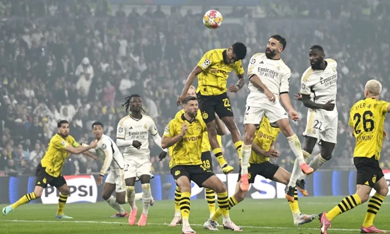 Dani Carvajal đánh đầu ghi bàn dẫn trước cho Real Madrid ở phút 74. Borussia Dortmund1.jpg