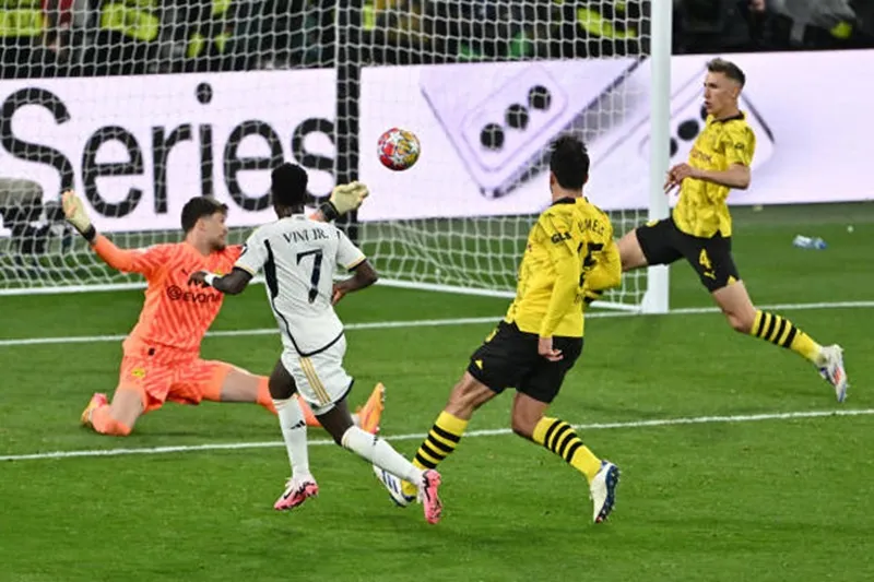 Vinicius Junior nhân đôi cách biệt và giết chết hy vọng của Dortmund chỉ 9 phút sau đó. Borussia Dortmund11.jpg