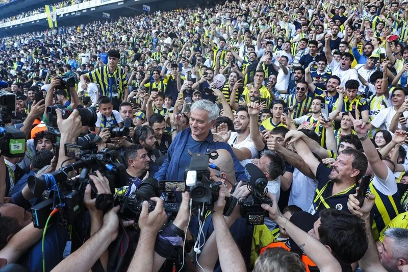 Hàng nghìn người hâm mộ Fenerbahce đã reo hò và hát vang tên Mourinho. 0e753fa7-b62b-4e2b-bfee-56bdc74d97fc.jpg