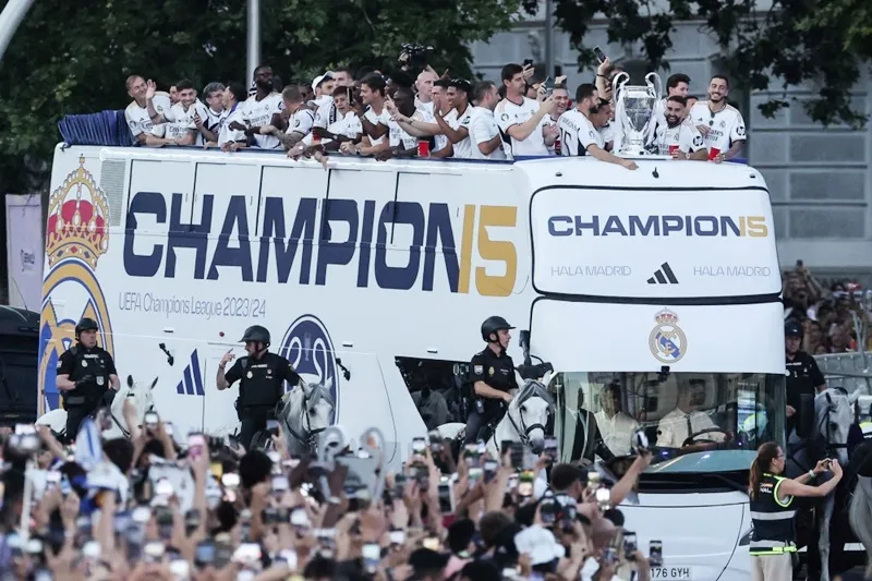 Real Madrid diễu hành mừng chức vô địch Champions League với người hâm mộ trên đường phố thủ đô Tây Ban Nha.