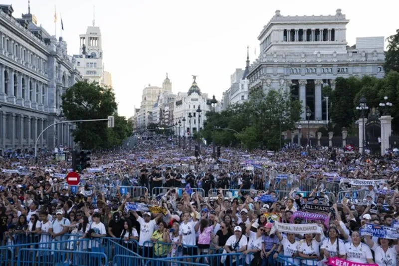 Real Madrid diễu hành mừng chức vô địch Champions League với người hâm mộ trên đường phố thủ đô Tây Ban Nha. 25777288-70b8-4b54-a309-131d37c1f93d.jpg