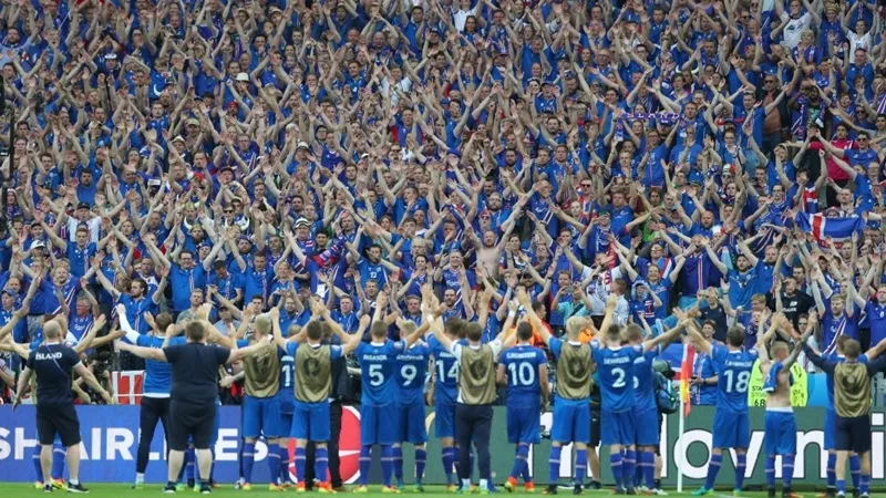 Đội tuyển Iceland và các cổ động viên cùng nhau ăn mừng sau trận đấu bằng những tràng vỗ tay kiểu Viking Iceland.jpg