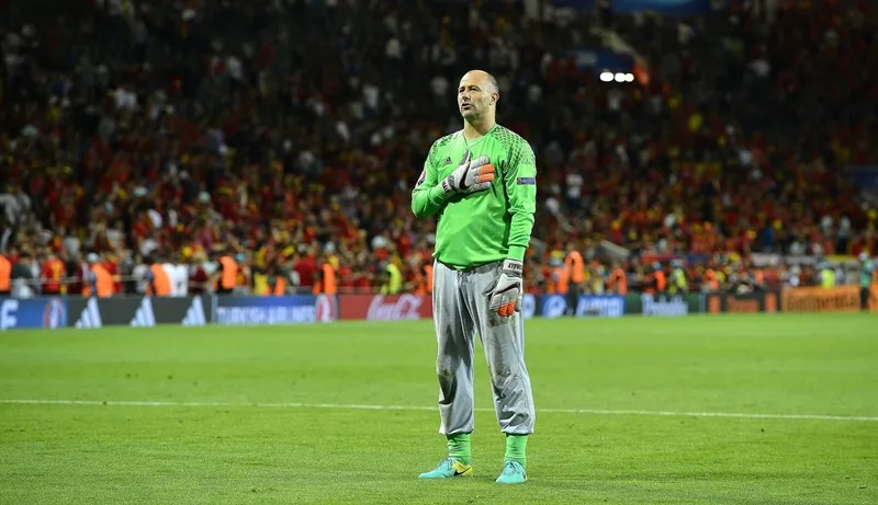 Gabor Kiraly với chiếc quần độc đáo tại Euro 2016 Gabor Kiraly.jpg