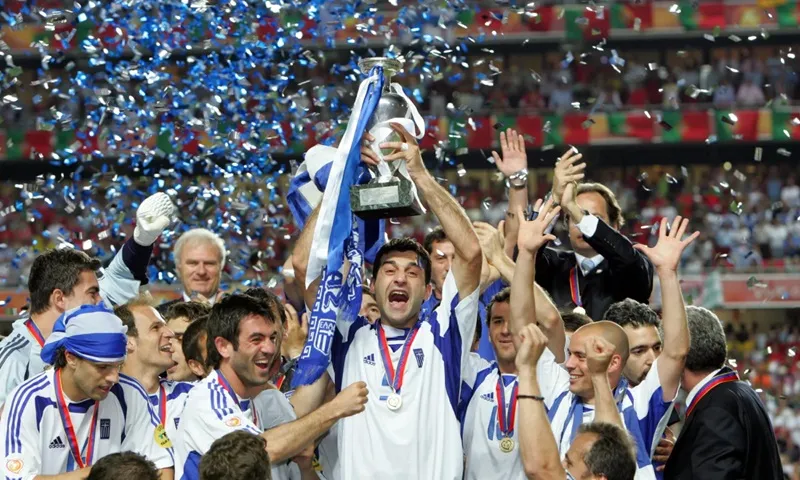 “King” Otto Rehhagel là người dẫn dắt ĐT Hy Lạp tại cuộc hành trình huyền diệu Euro 2004 “King” Otto Rehhagel1.jpg