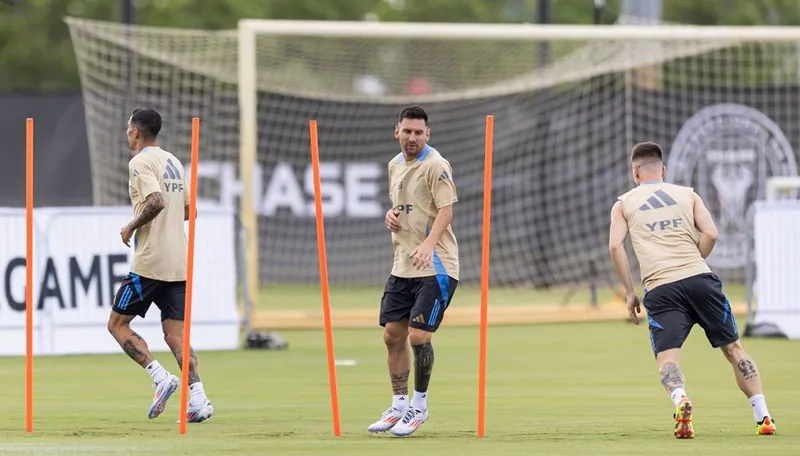 Lionel Messi khá tươi tắn khi chuẩn bị cho hành trình chinh phục mới cùng tuyển Argentina. Lionel Messi.jpg