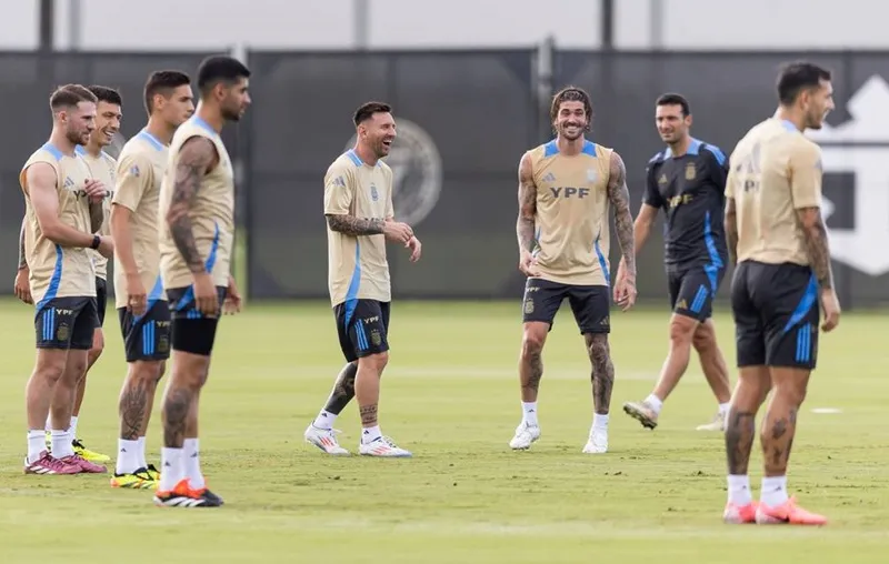 Lionel Messi khá tươi tắn khi chuẩn bị cho hành trình chinh phục mới cùng tuyển Argentina. Lionel Messi11.jpg