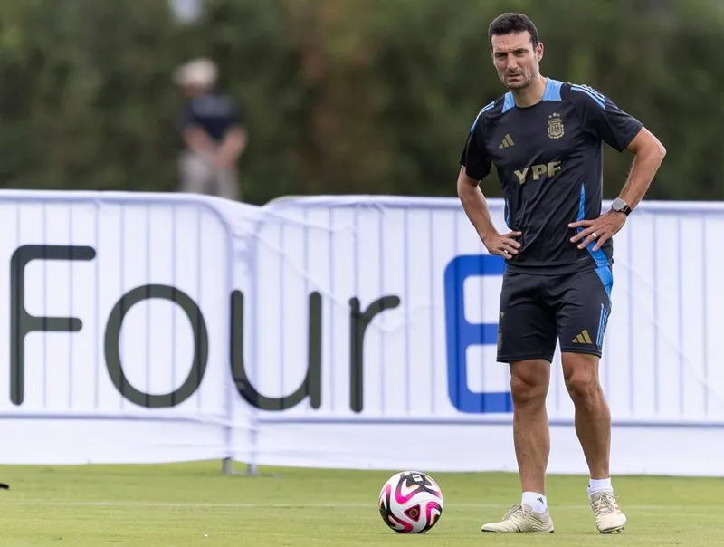 HLV Lionel Scaloni đang dõi theo quá trình tập luyện của các học trò. Lionel Messi3.jpg