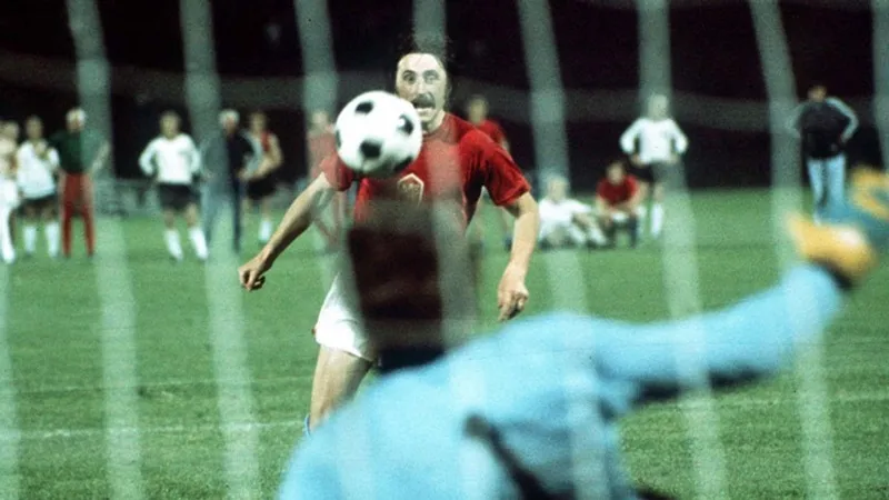 Khoảnh khắc Panenka thực hiện cú sút quyết định mang về chức vô địch Euro 1976 cho Tiệp Khắc Panenka.jpg