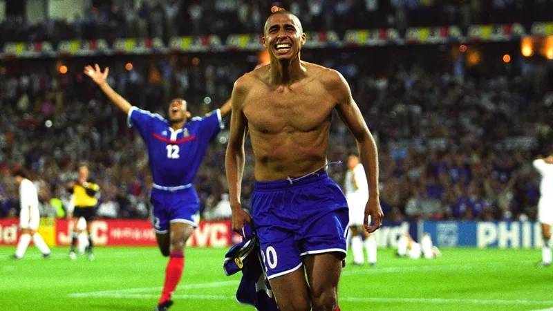 David Trezeguet cởi áo ăn mừng sau khi ghi bàn thắng vàng trong trận chung kết Euro 2000 David Trezeguet.jpg