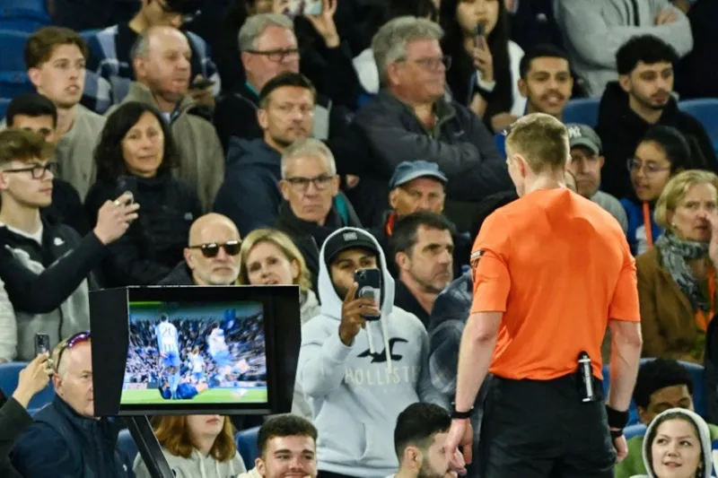 Các CLB Premier League đã bỏ phiếu vào thứ Năm tiếp tục sử dụng Trợ lý trọng tài video (VAR).