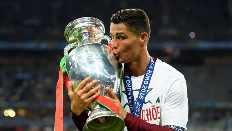 Ronaldo hạnh phúc bên chiếc cúp Henri Delaunay mà anh cùng các đồng đội giành được năm 2016 Ronaldo.jpg