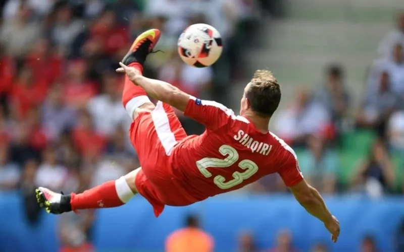 Shaqiri lập siêu phẩm móc bóng vào lưới Ba Lan tại vòng 1/8 Euro 2016 Shaqiri.jpg