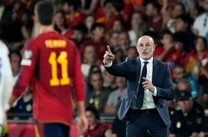 HLV Luis de la Fuente đề cao kinh nghiệm trong phòng ngự và giao nhiệm vụ ghi bàn cho dàn sao trẻ. Spain1.jpg