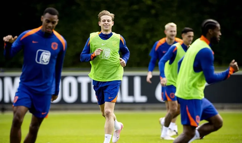 Frenkie de Jong đã trở lại tập luyện cùng tuyển Hà Lan sau khi chỉ tập riêng vào tuần trước.