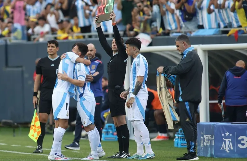 Di Maria rời sân để nhường chỗ cho Lionel Messi ở phút 56. Di María1.jpg