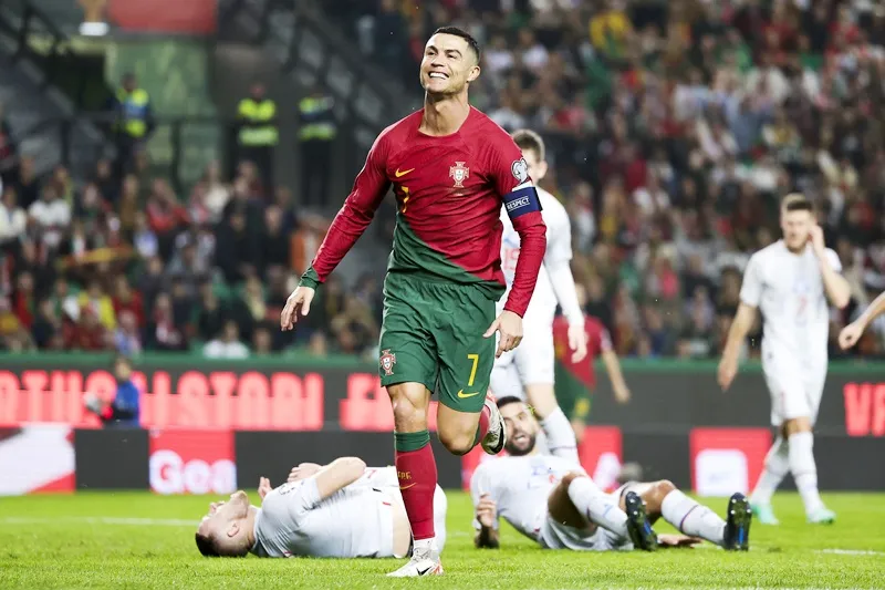 Cristiano Ronaldo ghi cú đúp để làm tròn kỷ lục 130 bàn thắng sau 207 lần ra sân cho tuyển Bồ Đào Nha.
