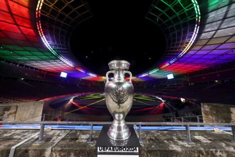 Ngày hội bóng đá lớn nhất châu Âu đã sẵn sàng khai cuộc tại Đức. UEFA to honour Beckenbauer.jpg