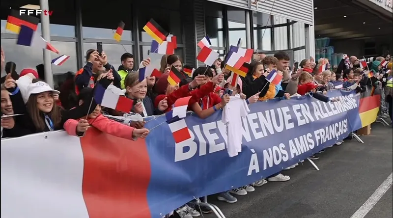 Các cổ động viên chủ nhà chào đón Les Bleus bằng biểu ngữ tiếng Pháp mang ý nghĩa “Chào mừng đến nước Đức, những người bạn Pháp của chúng tôi” Phap1.jpg