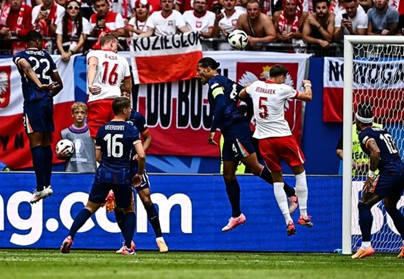 Adam Buksa đánh đầu hiểm hóc ghi bàn mở tỷ số ở phút 16 từ quả phạt góc của Piotr Zielinski. Adam Buksa.jpg
