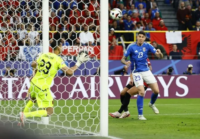 Alessandro Bastoni đánh đầu ghi bàn giúp Italy cân bằng tỷ số ở phút 11. Alessandro Bastoni.jpg