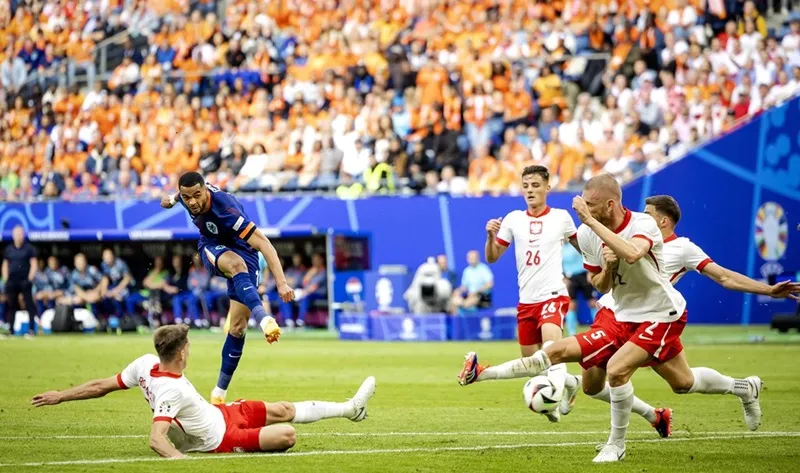 Cú sút đi chệch hướng của Cody Gakpo đã đánh lừa thủ môn Wojciech Szczesny gỡ hòa 1-1. Gapo.jpeg