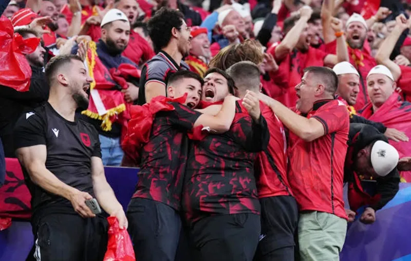 Cảnh tượng sắc đỏ phấn khích của người hâm mộ Albania tràn ngập khán đài Westfalenstadion. Nedim Bajrami 1.jpg