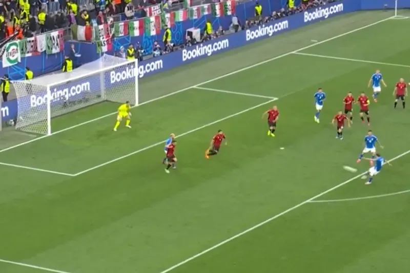 Nicolo Barella thực hiện cú sút tốt ngay rìa vòng cấm để đưa Itala vượt lên dẫn 2-1. Nicolo Barella.jpg