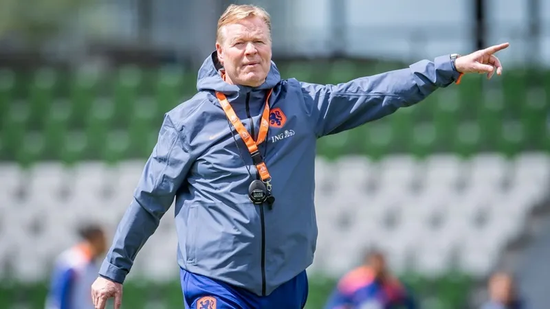 HLV Ronald Koeman và tuyển Hà Lan vẫn phải tập ở nơi đóng quân trước trận đầu tiên.