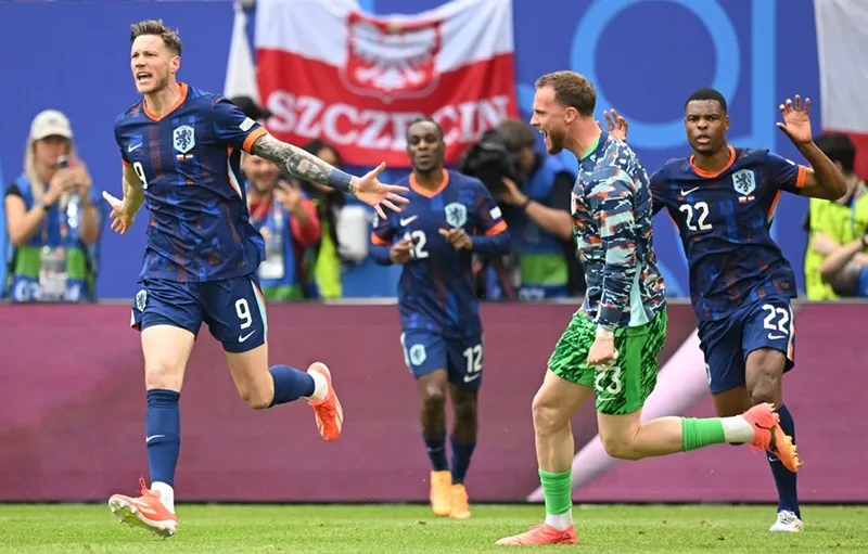 Wout Weghorst vào sân từ băng ghế dự bị để ghi bàn thắng muộn ấn định chiến thắng 2-1 cho Hà Lan.