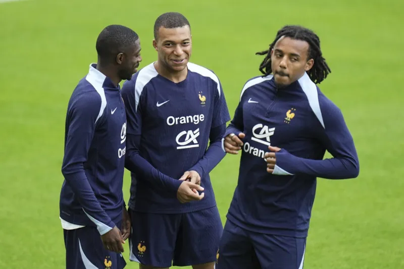 Mbappe vắng mặt trong buổi tập hôm thứ Năm nhưng đã trở lại tập luyện cùng các đồng đội. Mbappé.jpg
