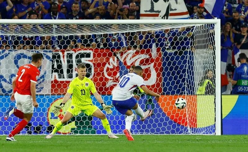 Kylian Mbappe bỏ lỡ cơ hội khi đối mặt thủ môn tuyển Áo. Kylian Mbappe.jpg