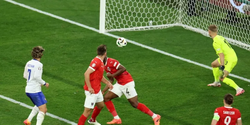 Pháp đánh bại Áo 1-0 nhờ pha đánh đầu phản lưới nhà của Maximilian Wober ở phút 38.