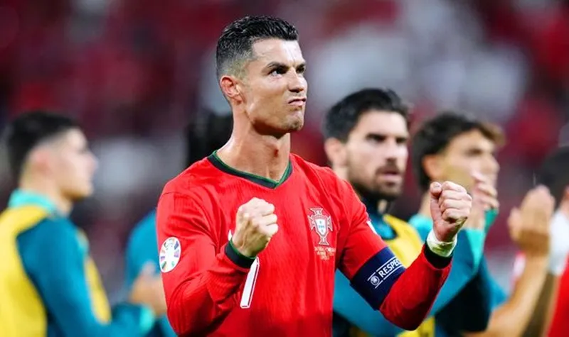 Cristiano Ronaldo thiết lập kỷ lục là cầu thủ đầu tiên thi đấu ở 6 kỳ giải Euro. Cristiano Ronaldo.jpg