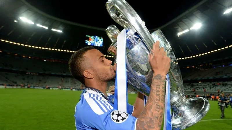 Ryan Bertrand đá chính trong trận chung kết UEFA Champions League 2012, khi Chelsea đánh bại Bayern Munich để lên ngôi vô địch Ryan Bertrand1.jpg