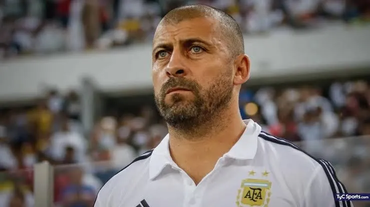 Trợ lý Walter Samuel khi còn thi đấu là một trung vệ rất chất lượng Walter Samuel.jpg